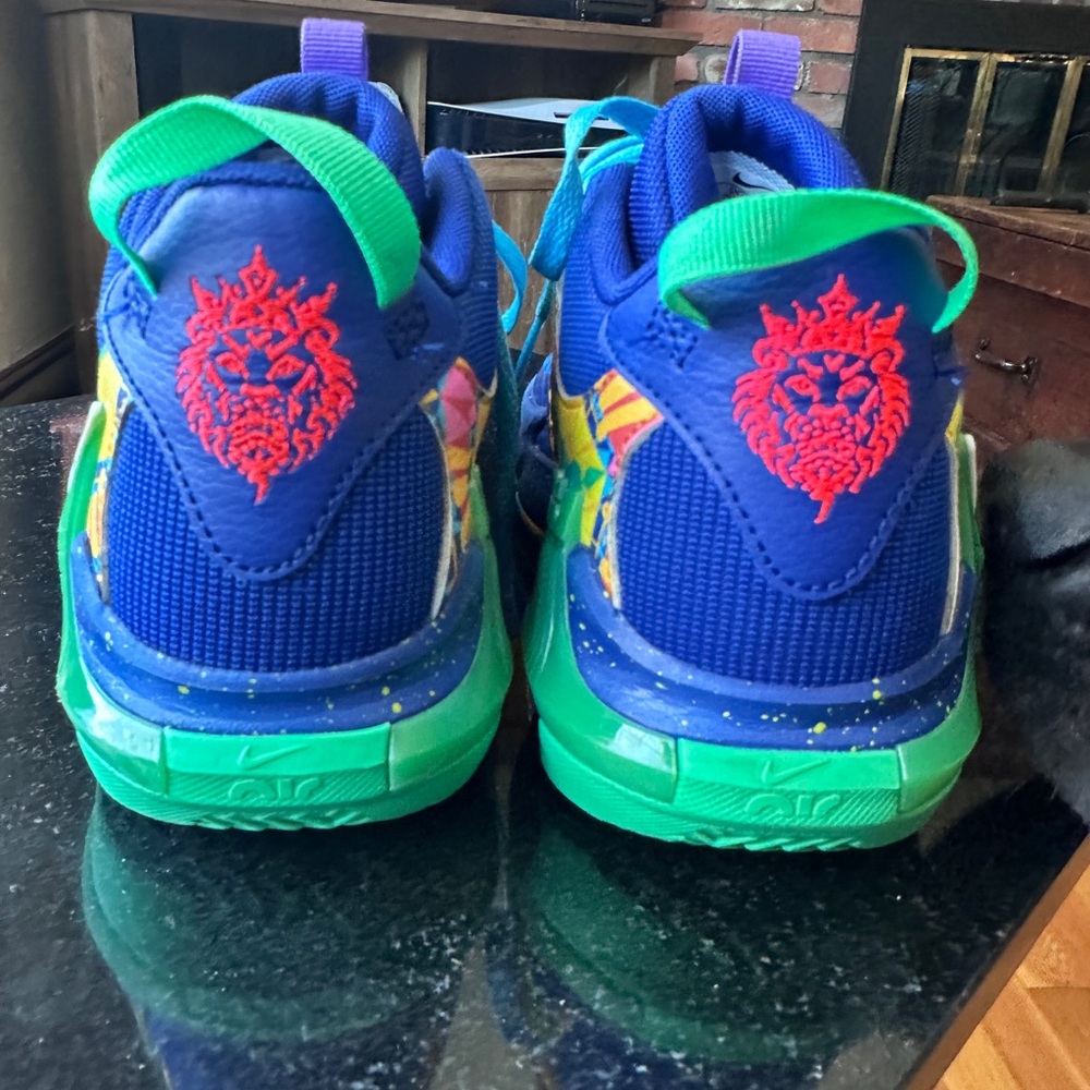 Nike LeBron Witness 7 GS Kaleidoscope Basketball Shoe Size 6Y - Picture 4 of 9